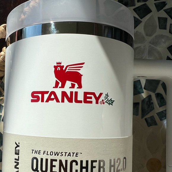 LIMITED EDITION MISTLETOE TWIST Stanley 40oz H2.0 Tumbler. New with tags. - Picture 5 of 5